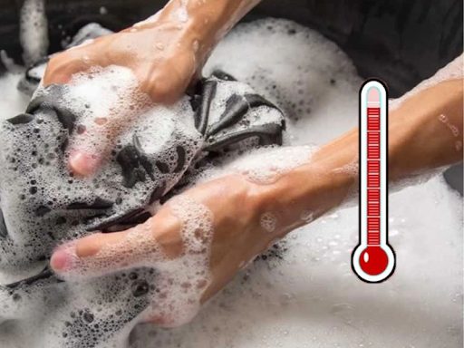 Đổ nước nóng để loại bỏ trứng côn trùng bám trên quần áo