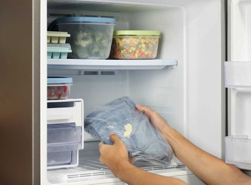 Làm khô quần áo nhanh chóng với ngăn đá tủ lạnh