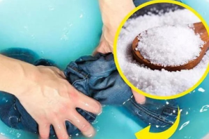 Ngâm quần áo trong nước muối cũng là một cách khử mùi ẩm mốc