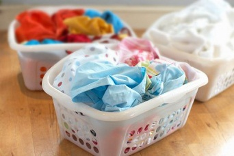 Phân loại quần áo em bé trước khi giặt