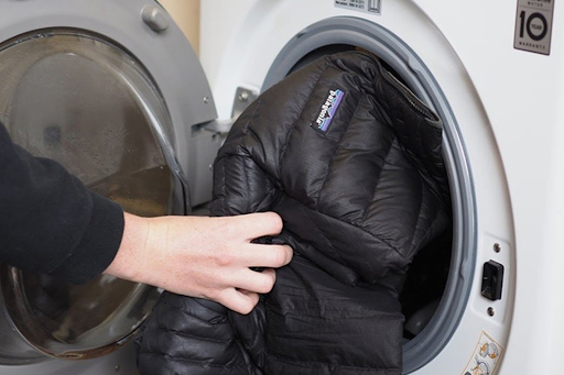 Cách xử lý áo phao bị dồn bông bằng máy giặt sấy 