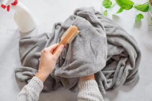 Dùng dung dịch giặt khô thoa trực tiếp lên vết bẩn và dùng bàn chải mềm chà nhẹ nhàng