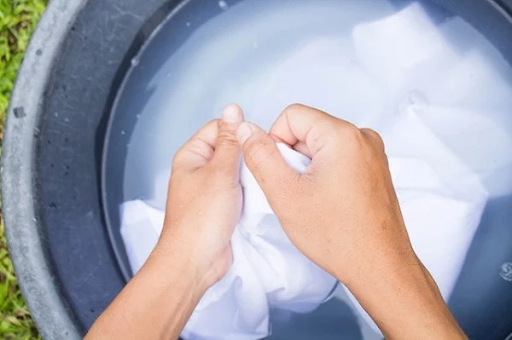 Giặt bằng tay là cách giặt áo sơ mi không bị nhăn hiệu quả nhất
