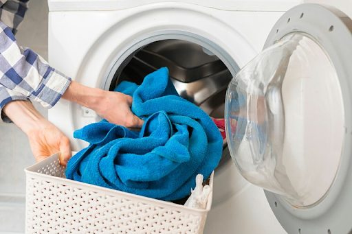 Cách xử lý chăn bị hôi tại nhà nhanh chóng và hiệu quả Giặt chăn thường xuyên là cách xử lý mùi hôi hiệu quả