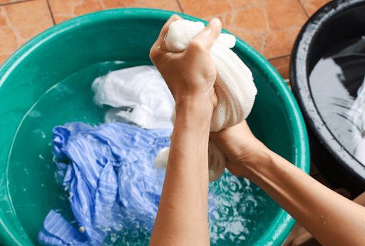 Phơi quần áo trong phòng điều hoà có tốt không? Cách phơi quần áo trong nhà hiệu quả Nên vắt khô quần áo trước khi phơi trong nhà