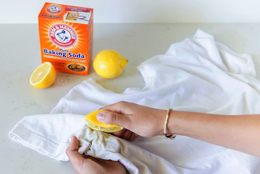 TOP 6 cách tẩy mốc quần áo lâu ngày trong 1 nốt nhạc Trộn baking soda với chanh là cách chữa áo bị mốc đơn giản, dễ thực hiện