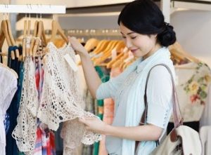 Cách khắc phục quần áo mới có mùi khó chịu 