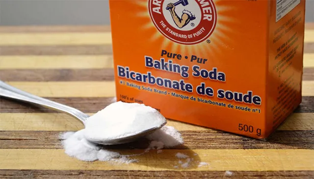 Cách làm áo trắng hết ố vàng với baking soda