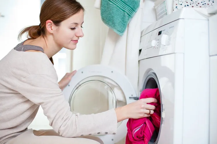 Cho quần áo vào lồng giặt sau khi phân loại quần áo