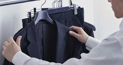 Dùng móc chuyên dụng để treo vest
