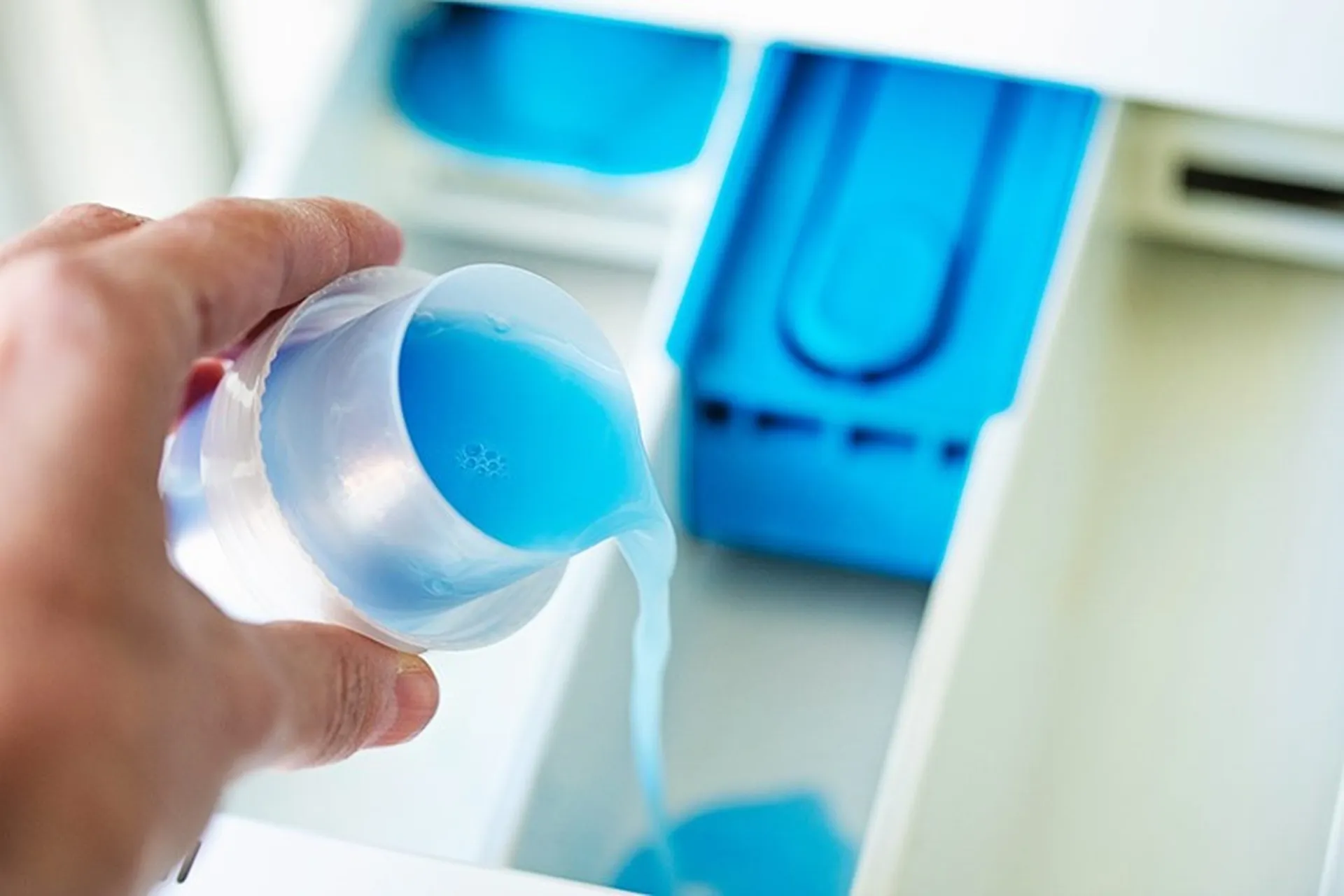 Dùng nước xả vải để giúp quần áo thơm lâu hơn