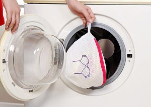 Giặt đồ lót đúng cách bằng tay hoặc giật máy