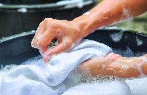 Giặt quần áo bằng tay giúp hạn chế tình trạng xù lông